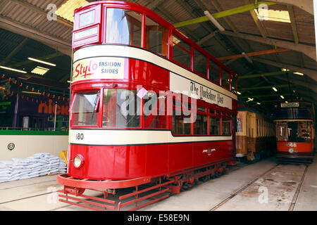 Les tramways électriques dans les hangars à l'Crich Tramway Village Banque D'Images