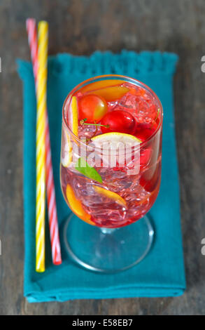 Sweet Cherry Plum boire dans un verre Banque D'Images