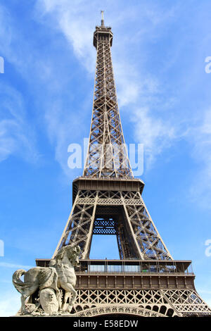 La Tour Eiffel Tower (Tour Eiffel), contre un ciel nuageux ciel d'été à Paris, France. Il a été construit entre 1887 et 1889 pour le monde. Banque D'Images