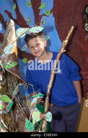 Tatton Park, Manchester, Royaume-Uni. 23 juillet, 2014. 'Luca Poyet' 10 ans au RHS - Royal Horticultural Society à l'événement ayant pour thème le carnaval de Tatton Park. Situé dans un parc magnifique, le RHS Flower Show Tatton Park est une célébration des meilleurs de jardinage avec une atmosphère de carnaval. La fleur salon a ouvert ses portes à la partie droite, les députés le mercredi, avant l'ouverture publique le jeudi jusqu'à dimanche. Credit : Mar Photographics/Alamy Live News. Banque D'Images