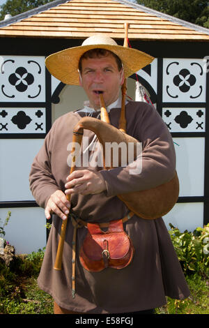 Tatton Park, Manchester, Royaume-Uni. 23 juillet, 2014. Tom Hughes début de l'époque médiévale à la piper RHS - Royal Horticultural Society à l'événement ayant pour thème le carnaval de Tatton Park. Situé dans un parc magnifique, le RHS Flower Show Tatton Park est une célébration des meilleurs de jardinage avec une atmosphère de carnaval. La fleur salon a ouvert ses portes à la partie droite, les députés le mercredi, avant l'ouverture publique le jeudi jusqu'à dimanche. Banque D'Images