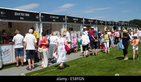 Cook Street, cuisine et gâteries à l'événement sur le thème du carnaval RHS - Royal Horticultural Society à Tatton Park. Situé dans de magnifiques parcs, le RHS Flower Show Tatton Park est une célébration du meilleur du jardinage avec une atmosphère de carnaval dynamique. Banque D'Images