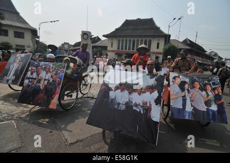 Surakarta, Central Java, Indonésie. 23 juillet, 2014. Partisans école ricksaw et transportant de grandes photos de l'Indonésie, le président élu, Joko Widodo lors d'une célébration de la victoire à Surakarta, Central Java, Indonésie, le 23 juillet 2014. Le Gouverneur de Jakarta, Joko Widodo a remporté l'élection présidentielle de l'Indonésie avec 53, 15 % des voix et sera assermenté comme nouveau président le 20 octobre, remplace Susilo Bambang Yudhoyono, qui a dirigé l'Indonésie depuis 10 ans. Credit : Sijori Images/ZUMA/Alamy Fil Live News Banque D'Images