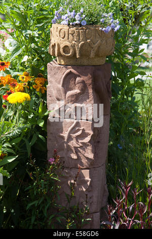 Tatton Park, Manchester, Royaume-Uni. 23 juillet, 2014. Norton Priory colonne sculptée en pierre, l'entrée à la RHS - Royal Horticultural Society à l'événement ayant pour thème le carnaval de Tatton Park. Situé dans un parc magnifique, le RHS Flower Show Tatton Park est une célébration des meilleurs de jardinage avec une atmosphère de carnaval. La fleur salon a ouvert ses portes à la partie droite, les députés le mercredi, avant l'ouverture publique le jeudi jusqu'à dimanche. Banque D'Images