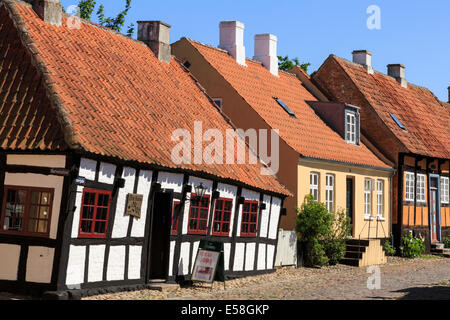 17ème siècle pittoresque Den skaeve bar (le bar de travers) dans la rue pavée de Overgade, Ebeltoft, Jutland, Danemark, Scandinavie, Europe Banque D'Images