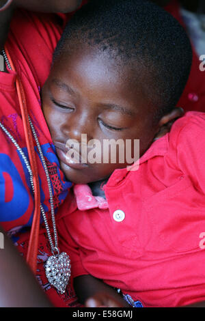 Sleeping baby boy dans son bras, le Suriname, l'Amérique latine Banque D'Images