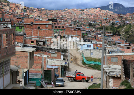 Les petites maisons en briques dans le district de favela pauvre El Oasis, de franges de la capitale Bogota, Colombie, Amérique du Sud Amérique latine Banque D'Images