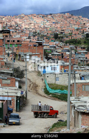 Les petites maisons en briques dans le district de favela pauvre El Oasis, de franges de la capitale Bogota, Colombie, Amérique du Sud Amérique latine Banque D'Images