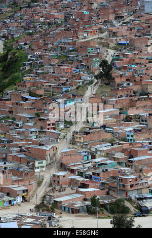 Les petites maisons en briques dans le district de favela pauvre El Oasis, de franges de la capitale Bogota, Colombie, Amérique du Sud Amérique latine Banque D'Images