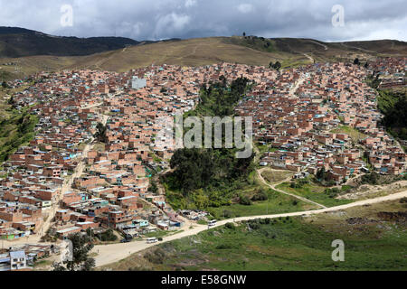 Les petites maisons en briques dans le district de favela pauvre El Oasis, de franges de la capitale Bogota, Colombie, Amérique du Sud Amérique latine Banque D'Images