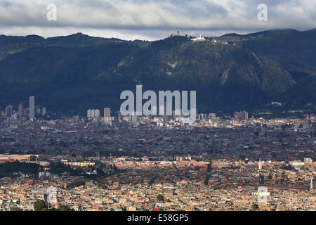 Vue panoramique sur Bogota avec l'église sur la montagne Monserrate en arrière-plan. Capitale de la Colombie-Britannique, de l'Amérique du Sud Banque D'Images