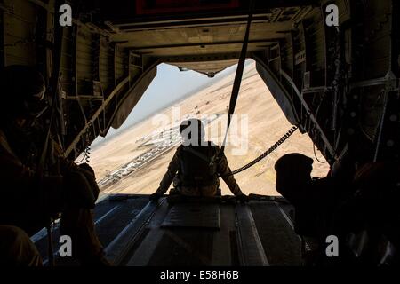 Mazar-i-Sharif, en Afghanistan. 23 juillet, 2014. Un membre d'équipage de la force aérienne allemande se trouve à la porte arrière d'un hélicoptère CH-53 à l'approche de l'extérieur du camp Marmal Mazar-i-Sharif le 23 juillet 2014. © Thomas Peter/afp photo alliance/Alamy Live News Banque D'Images