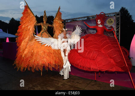 Munich, Allemagne. 22 juillet, 2014. Échassiers posent au cours de l'été partie dans le P1 à Munich, Allemagne, le 22 juillet 2014. Sous la devise 'Terre de lait et miel' le bateau discothèque célèbre cette année, la fête de l'été. Photo : Felix Hoerhager/dpa/Alamy Live News Banque D'Images