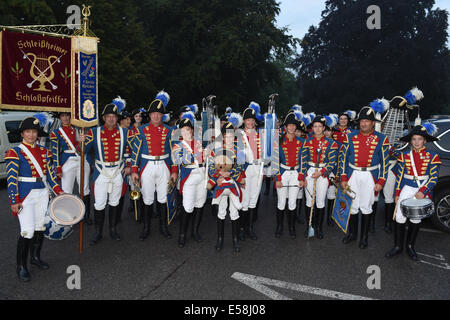 Munich, Allemagne. 22 juillet, 2014. Le chleißheimer Schlosspfeifer "bande" pose au cours de l'été partie dans le P1 à Munich, Allemagne, le 22 juillet 2014. Sous la devise 'Terre de lait et miel' le bateau discothèque célèbre cette année, la fête de l'été. Photo : Felix Hoerhager/dpa/Alamy Live News Banque D'Images