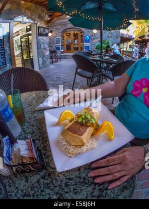 Assiette de nourriture dans le Sun Dog Café à Mongoose Junction, Cruz Bay, St John, US Virgin Islands Banque D'Images