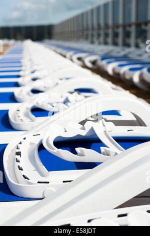 Rangée de chaises longues vide sur le P&O cruise liner MV Arcadia Banque D'Images