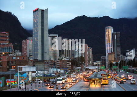 Gratte-ciel du centre-ville de Bogota en Colombie, la lumière du soir, de l'Amérique latine Banque D'Images