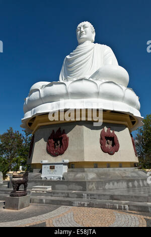 Bouddha géant à la Pagode Long Son, Nha Trang Banque D'Images