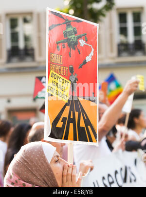 Paris, France. 23 juillet, 2014. Poster boycott d'Israël au cours de la protestation palestinienne pro à Paris, France. Le gouvernement a autorisé la manifestation à Paris contre l'offensive israélienne dans la bande de Gaza après des discussions avec les organisateurs qui ont donné des garanties de sécurité, le premier ministre Manuel Valls a dit. Credit : Cecilia Colussi/Alamy Live News Banque D'Images