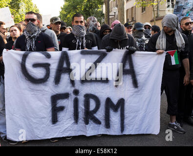 Paris, France. 23 juillet, 2014. Les hommes portant des kefiahs pour protester contre Israël. Le gouvernement a autorisé la manifestation à Paris contre l'offensive israélienne dans la bande de Gaza après des discussions avec les organisateurs qui ont donné des garanties de sécurité, le premier ministre Manuel Valls a dit. Credit : Cecilia Colussi/Alamy Live News Banque D'Images