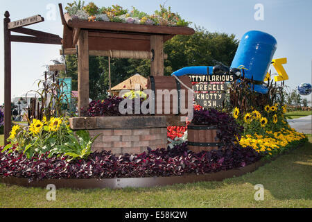 Tatton Park, Manchester, Royaume-Uni. 23 juillet, 2014. Médaillé d 'hommes Diddy Lazy Days' (Preston City Council) fleur nationale Bed compétition à la RHS - Royal Horticultural Society à l'événement ayant pour thème le carnaval de Tatton Park, complet avec beurre confiture Mine, TattyFilarious les signes, et Diddy Hat. Banque D'Images