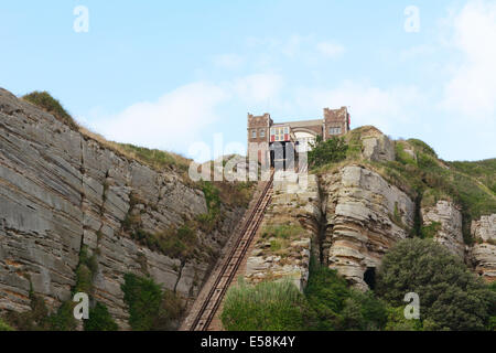 East Hill Falaise funiculaire fonctionnant en été, à Hastings, Angleterre Banque D'Images