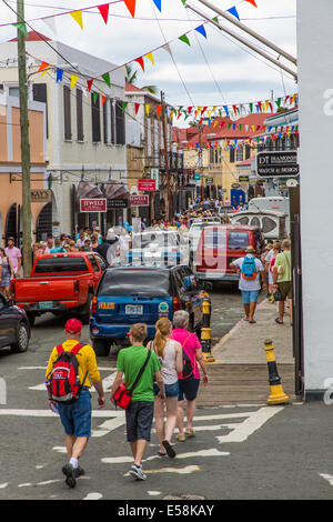 De monde occupé Dronningens Gade ou la rue principale à Charlotte Amalie sur l'île de St Thomas Craibbean dans les îles Vierges américaines Banque D'Images