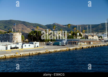 Vue du soir de la ville de Kos à partir de la mer, île de Kos, Dodecanese, en Grèce. Banque D'Images