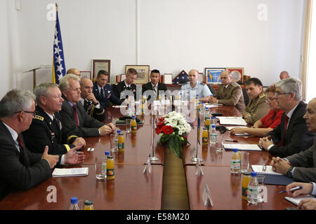 Sarajevo, Bosnie-Herzégovine. 23 juillet, 2014. Osmique Zekerijah (2e R), Ministre de la défense de la Bosnie-Herzégovine est titulaire d'un parler avec le général Frank Grass (2L), chef de la Garde nationale Bureau de l'United States à Sarajevo, Bosnie-Herzégovine, le 23 juillet 2014. Credit : Haris Memija/Xinhua/Alamy Live News Banque D'Images