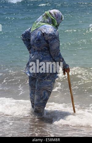 Une vieille dame en costume traditionnel turc Banque D'Images