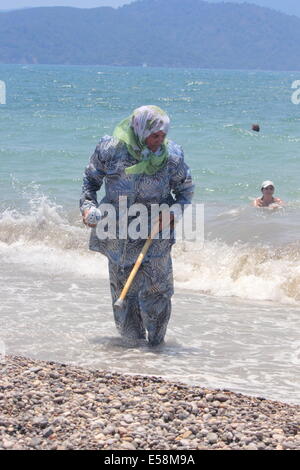 Une vieille dame en costume traditionnel turc Banque D'Images