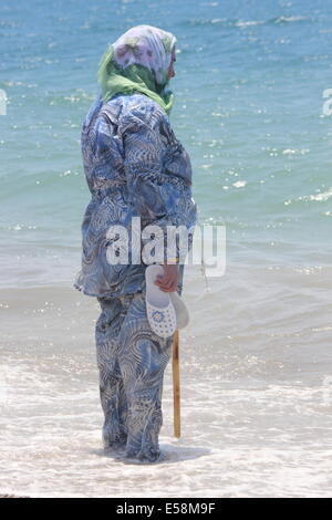 Une vieille dame en costume traditionnel turc Banque D'Images