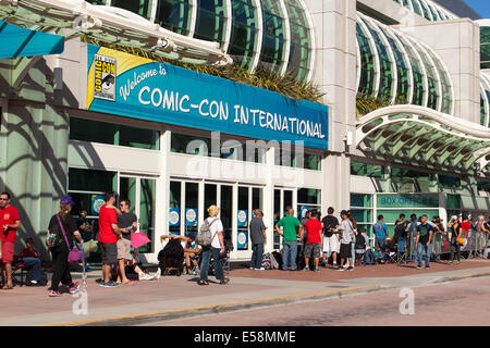 San Diego, CA, US. 23 juillet, 2014. Les gens attendent en ligne pour leur badge à la Comic-Con de San Diego. Credit : Daren Fentiman/ZUMA/Alamy Fil Live News Banque D'Images