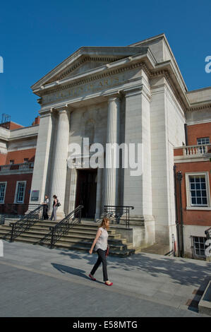 Le Samuel Alexander bâtiment, partie de l'Université de Manchester, tourné contre un ciel bleu clair (usage éditorial uniquement). Banque D'Images