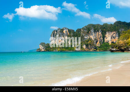 Paradis tropical sur Railay beach, Krabi, Thaïlande. Railay est une petite péninsule située entre la ville de Krabi et Ao Nang dans Banque D'Images