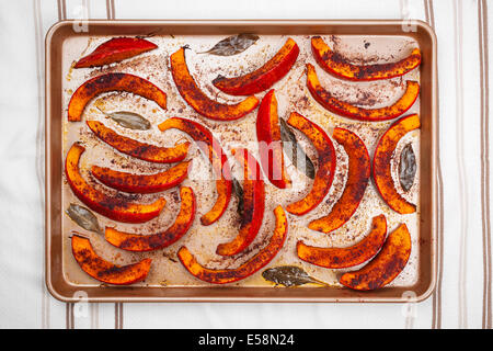 Tranches de citrouille épicée et grillée sur le plateau au-dessus de la cuisine Banque D'Images