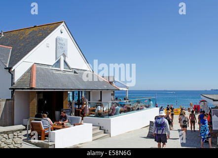 Café à la plage Gyllyngvase à Falmouth, Cornwall, UK Banque D'Images