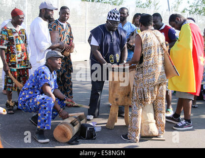 Glasgow, Royaume-Uni. 23 juillet, 2014. Les Jeux du Commonwealth de Glasgow. Cameroun fans en costume traditionnel battre leurs tambours qu'ils arrivent à l'appui de leur équipe : Action Crédit Plus Sport/Alamy Live News Banque D'Images