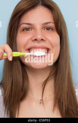 Belle jeune femme se brosser les dents. La routine du matin Banque D'Images