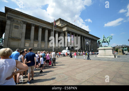 Liverpool, Royaume-Uni. 23 juillet, 2014. Des milliers de personnes attendent à l'extérieur de St.George's Hall,Liverpool au soleil pour un aperçu de la grand-mère de couchage 20m de long à l'intérieur du hall géant. L'événement est pour commémorer le centenaire de la déclaration de la Première Guerre mondiale. Le géant est créé par la compagnie française Royal de Luxe. Credit : Pak Hung Chan/Alamy Live News Banque D'Images