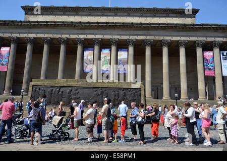 Liverpool, Royaume-Uni. 23 juillet, 2014. Des milliers de personnes attendent à l'extérieur de St.George's Hall,Liverpool au soleil pour un aperçu de la grand-mère de couchage 20m de long à l'intérieur du hall géant. L'événement est pour commémorer le centenaire de la déclaration de la Première Guerre mondiale. Le géant est créé par la compagnie française Royal de Luxe. Credit : Pak Hung Chan/Alamy Live News Banque D'Images