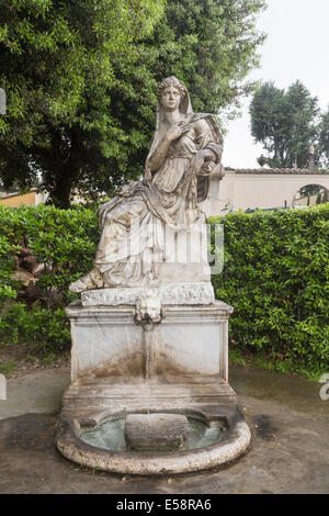 Statue en marbre faisant partie de la Fontana della Zitella, une fontaine dans les jardins du Vatican, le Vatican, Rome, Italie Banque D'Images