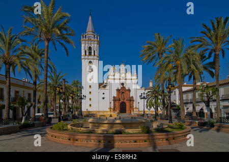 Place d'Espagne et l'église de San Juan Bautista, La Palma del Condado, à Huelva province, région d'Andalousie, Espagne, Europe Banque D'Images