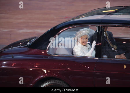 Celtic Park, Glasgow, Écosse, Royaume-Uni. 23 juillet 2014. Sa Majesté la reine Elizabeth II arrive en voiture à la cérémonie d'ouverture des Jeux du Commonwealth de 2014 à Glasgow Banque D'Images
