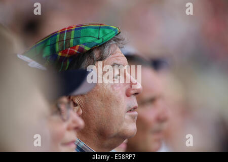 Celtic Park, Glasgow, Écosse, Royaume-Uni, mercredi, 23 juillet 2014. Un homme portant un chapeau de tartan lors de la cérémonie d'ouverture des Jeux du Commonwealth de 2014 à Glasgow Banque D'Images