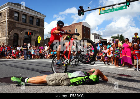 Les membres du club de cyclisme effectuent des tours et des cascades pendant les 4th parades du jour de l'indépendance de juillet, Catonsville, Maryland, États-Unis Banque D'Images