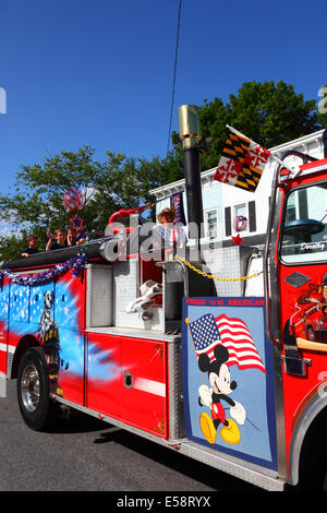Camion à incendie avec Mickey et fier d'être américain sur le côté, 4 juillet Jour de l'indépendance des défilés, Catonsville, USA Banque D'Images