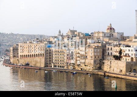 Front de mer historique de La Valette et d'afficher des bâtiments anciens, Malte Banque D'Images