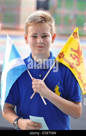 Glasgow, Ecosse. 23 juillet, 2014. Habillés de couleurs vives les spectateurs lors de la cérémonie d'ouverture des XX Jeux du Commonwealth. Crédit : Michael Preston/Alamy Live News Banque D'Images