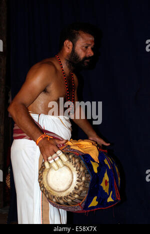 Joueur de tambour Chenda classique en Kathakali Kerala Inde à l'art Banque D'Images